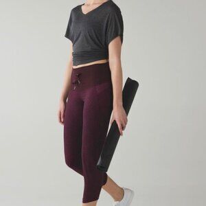 Lululemon Shake it out crop , Bordeaux drama, Size 6 B60